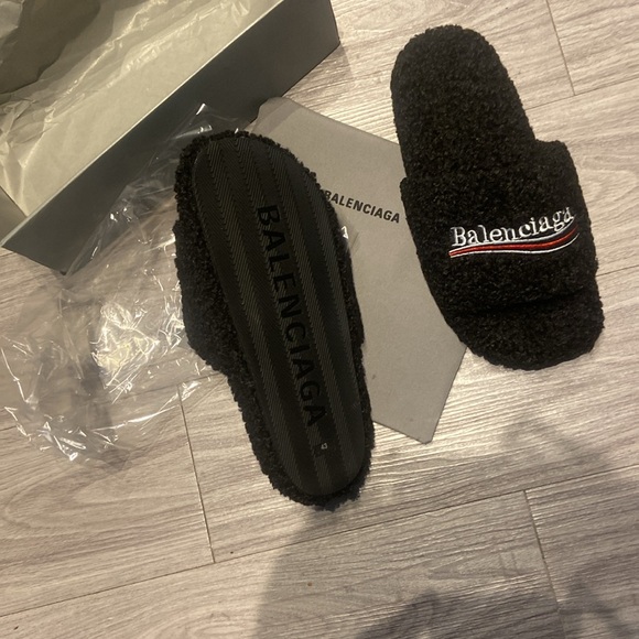 BALENCIAGA BLACK FURRY SLIDES #Balenciaga - Picture 2 of 4